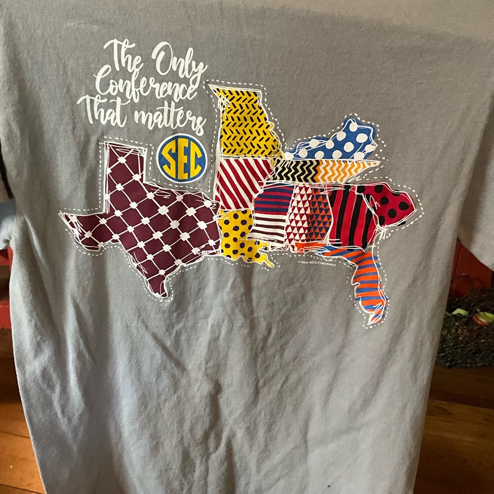 New world graphics small SS tshirt